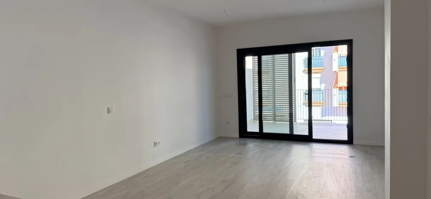 Sale of middle floor apartment in Estepona 2