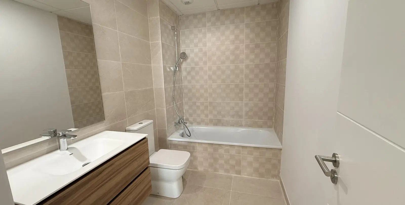 Sale of middle floor apartment in Estepona 12