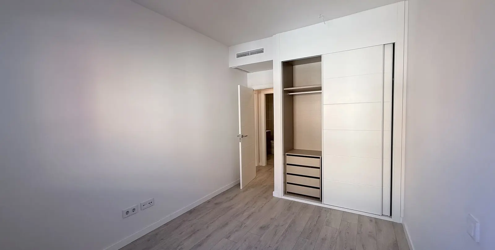 Sale of middle floor apartment in Estepona 14