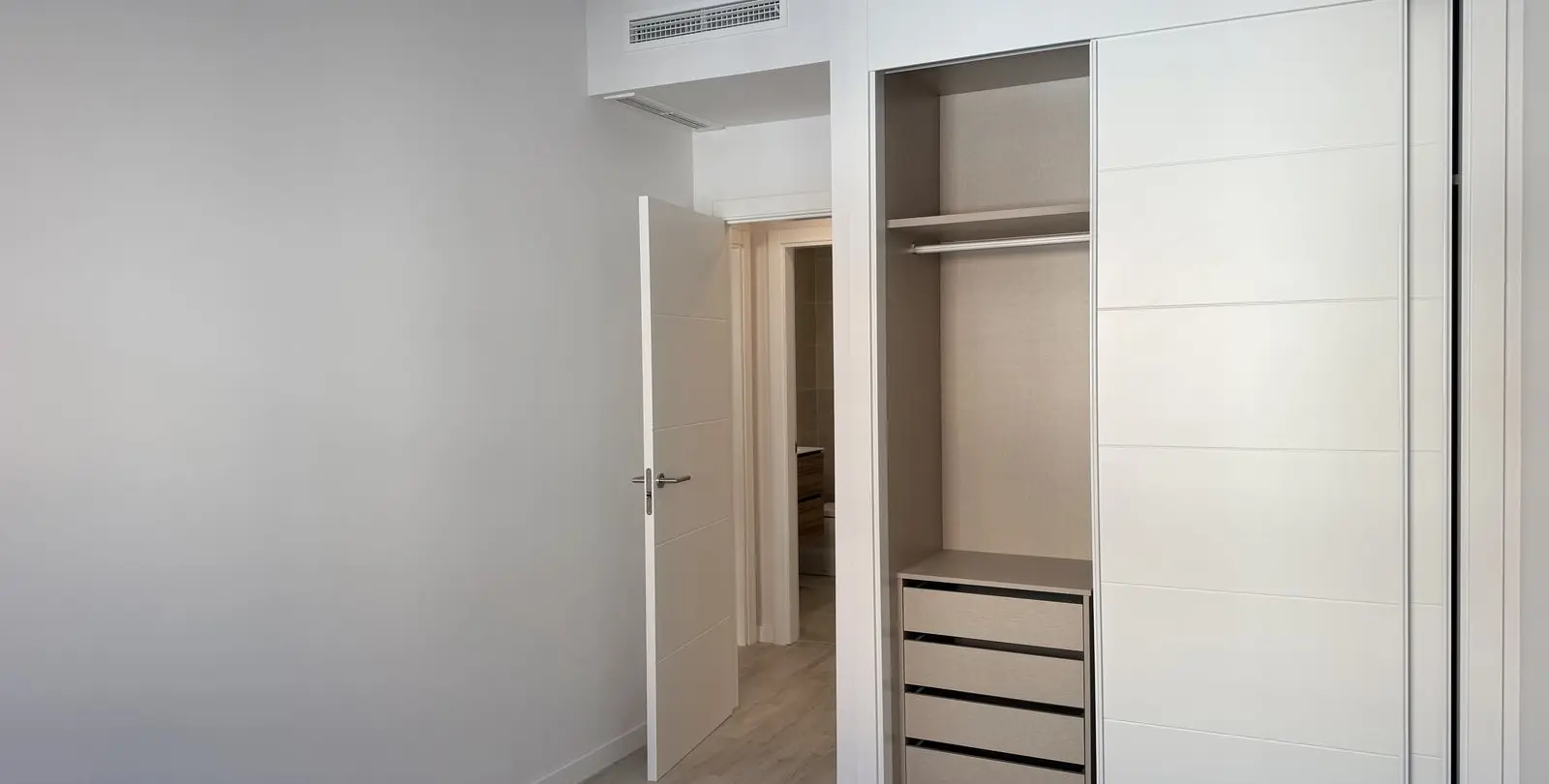 Sale of middle floor apartment in Estepona 15