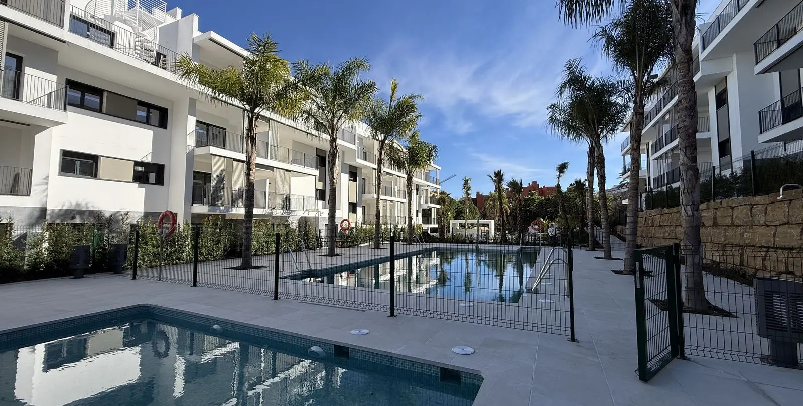 Sale of middle floor apartment in Estepona 25