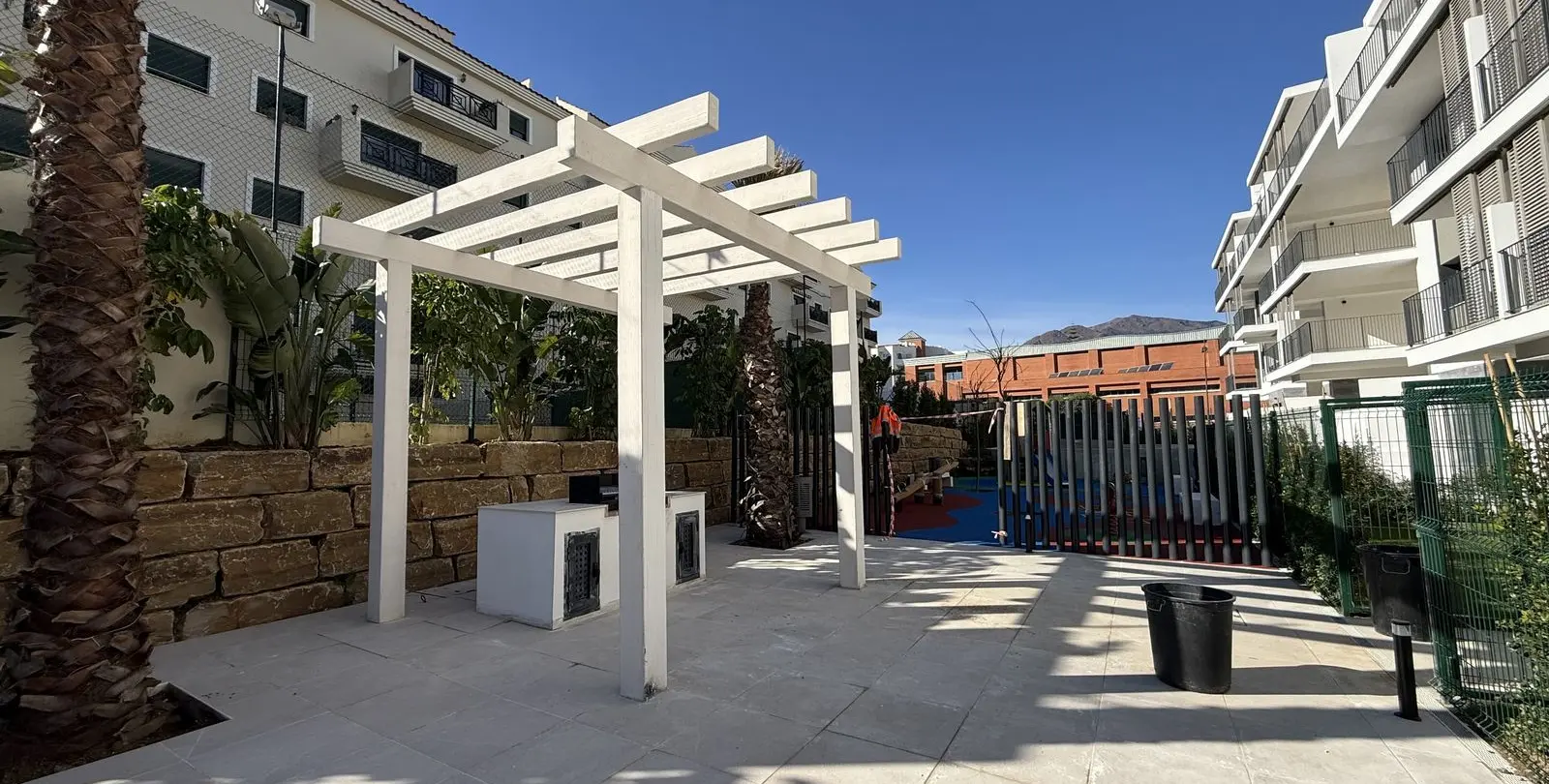 Sale of middle floor apartment in Estepona 32