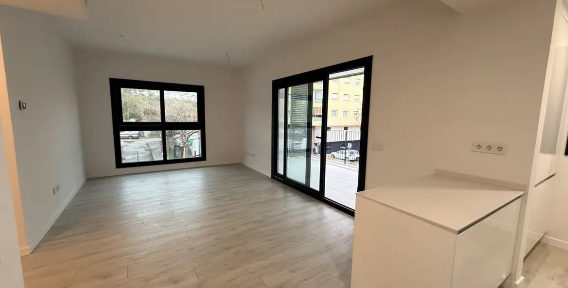 Sale of middle floor apartment in Estepona 1