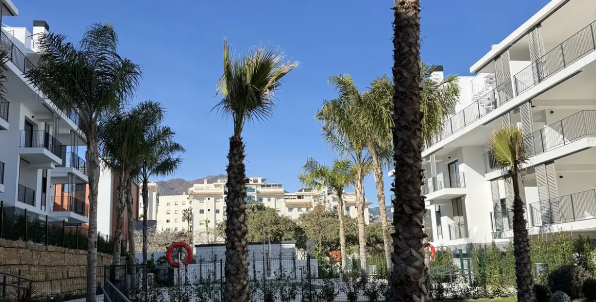 Sale of middle floor apartment in Estepona 37
