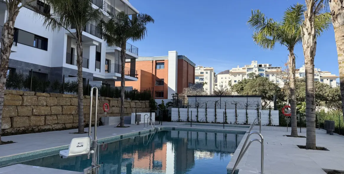 Sale of middle floor apartment in Estepona 40