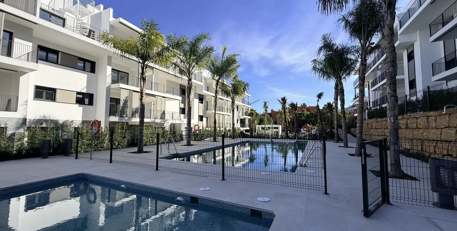 Venta de apartamento en planta media en Estepona 1