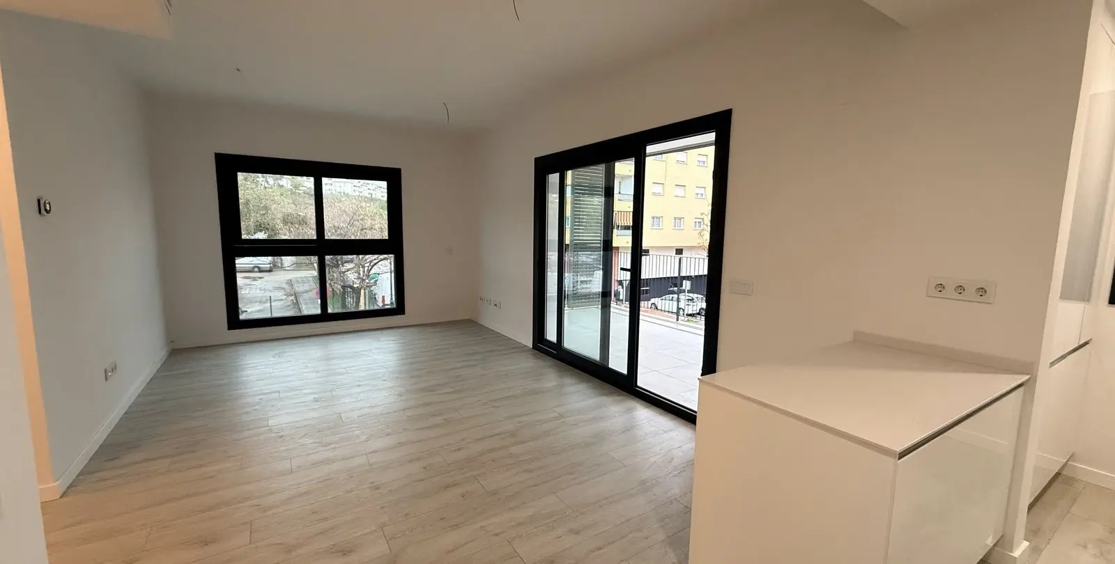 Venta de apartamento en planta media en Estepona 2