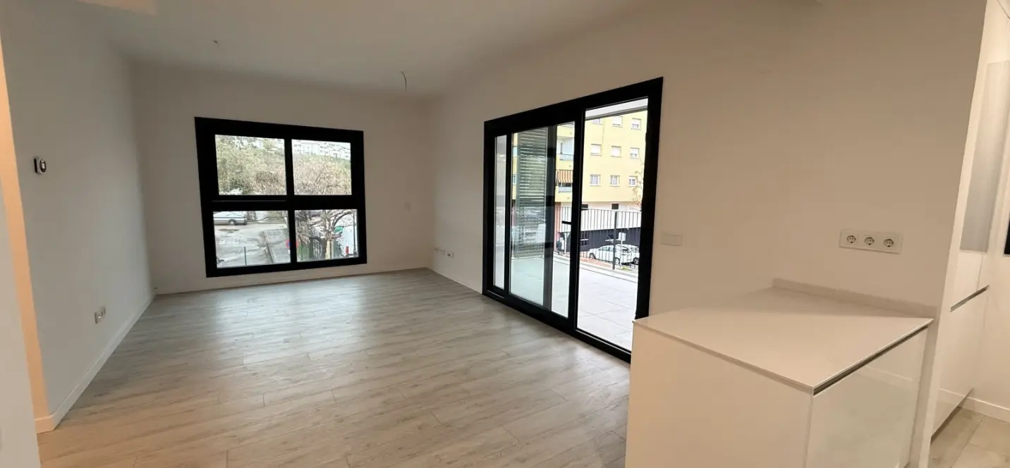 Venta de apartamento en planta media en Estepona 1