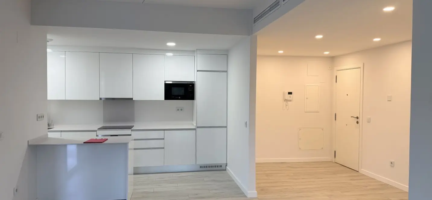 Venta de apartamento en planta media en Estepona 2