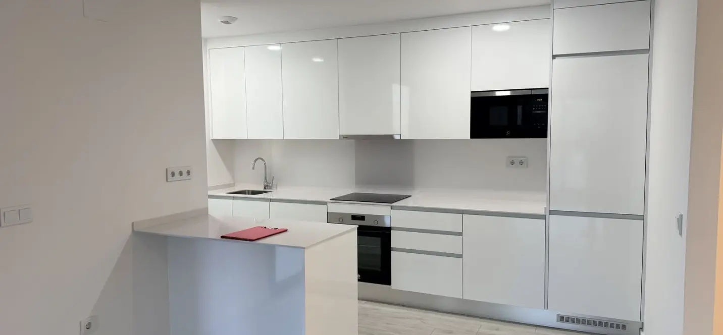 Venta de apartamento en planta media en Estepona 4