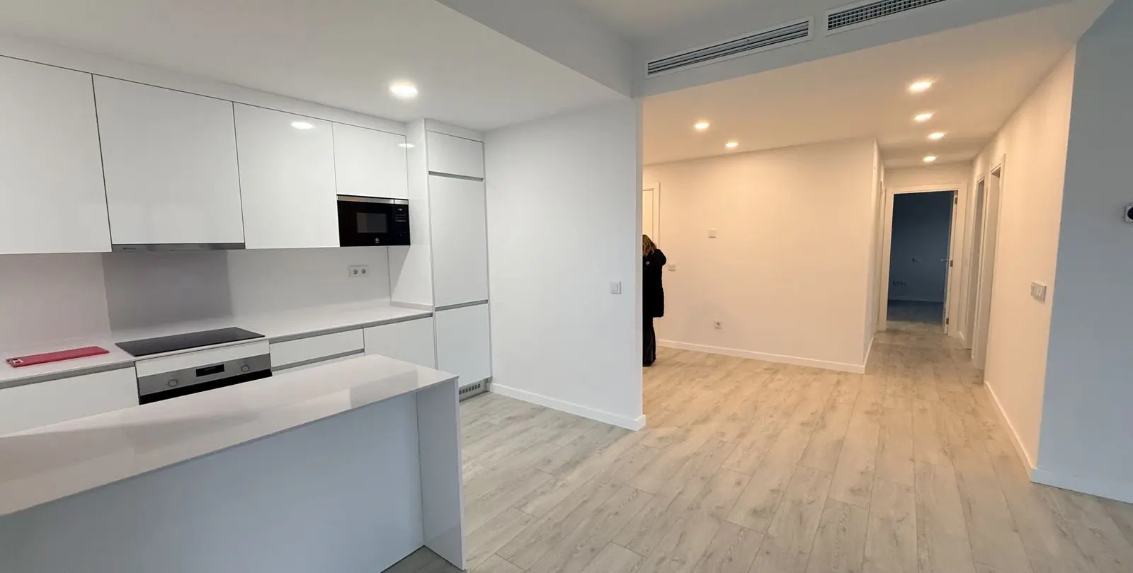 Venta de apartamento en planta media en Estepona 10