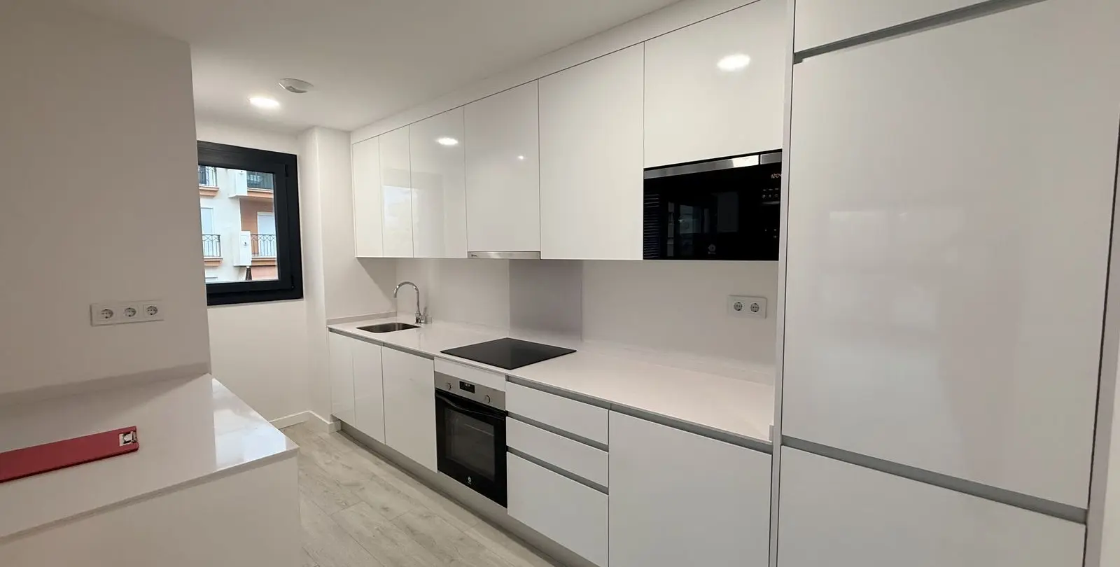 Venta de apartamento en planta media en Estepona 12