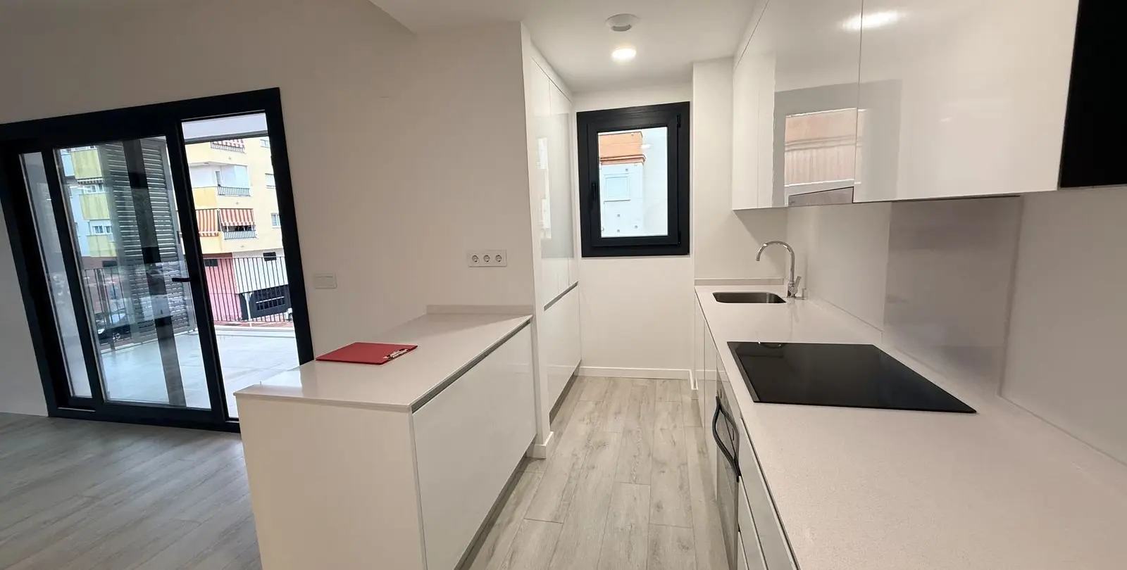 Venta de apartamento en planta media en Estepona 13