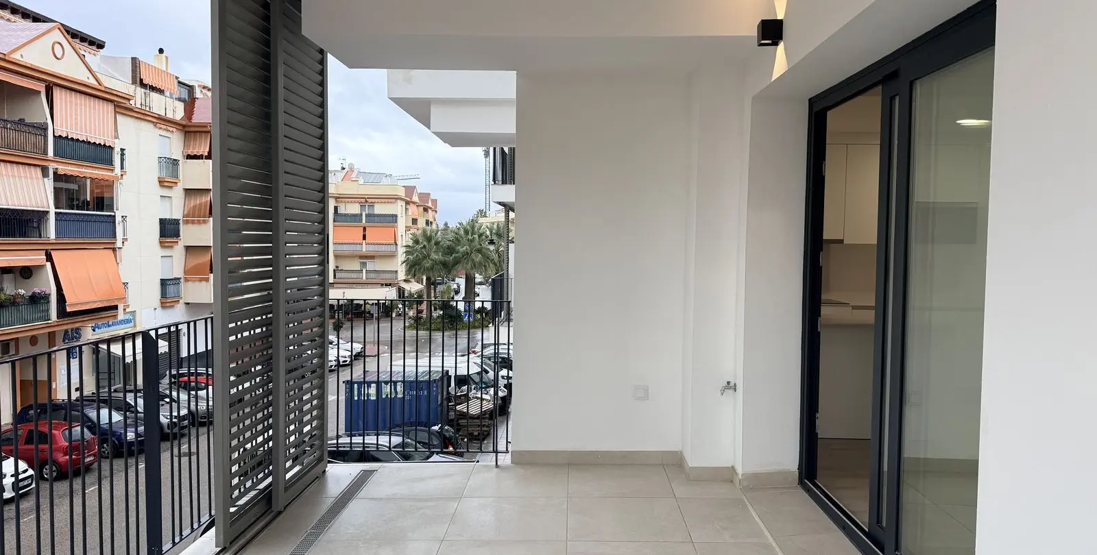 Venta de apartamento en planta media en Estepona 17