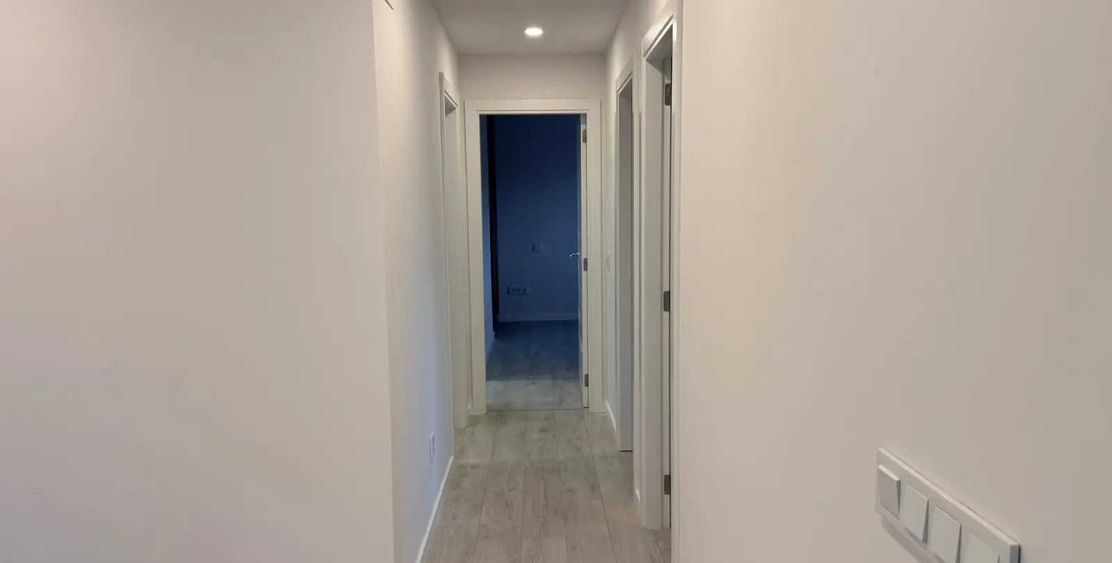 Venta de apartamento en planta media en Estepona 18