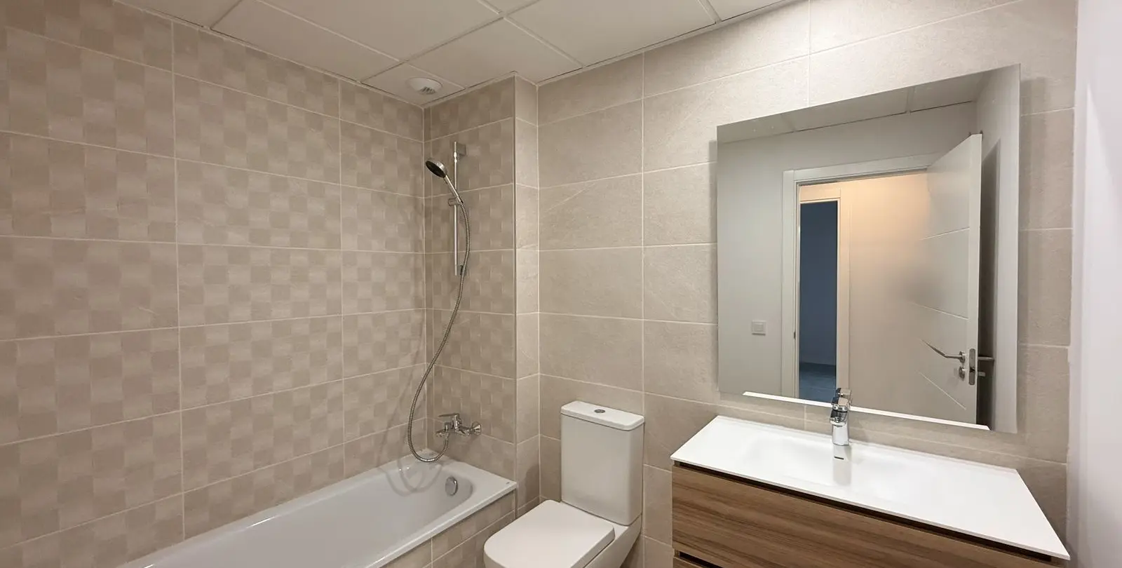 Venta de apartamento en planta media en Estepona 19