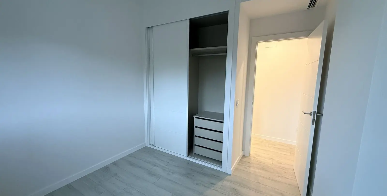 Venta de apartamento en planta media en Estepona 22