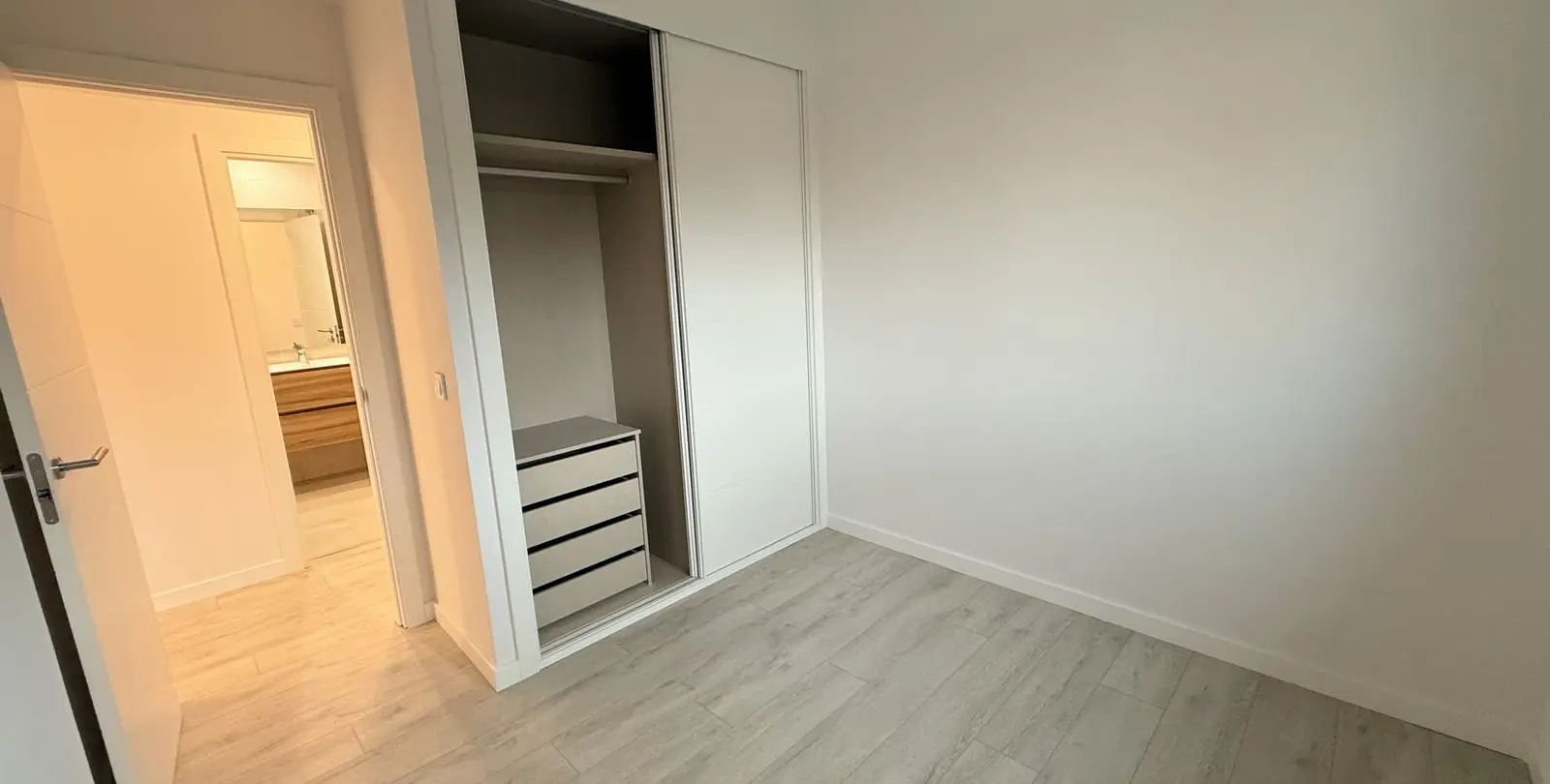 Venta de apartamento en planta media en Estepona 24