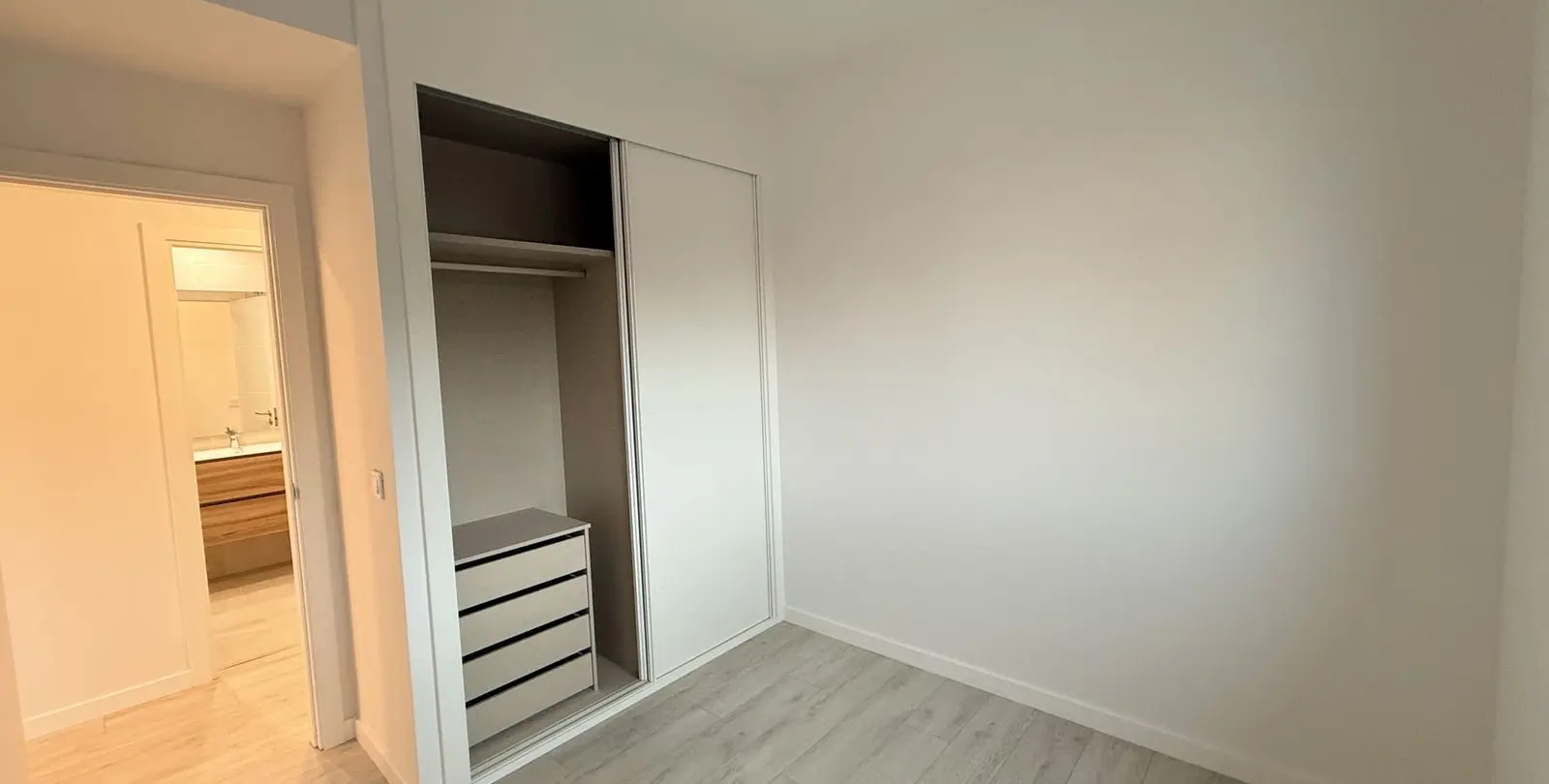 Venta de apartamento en planta media en Estepona 25