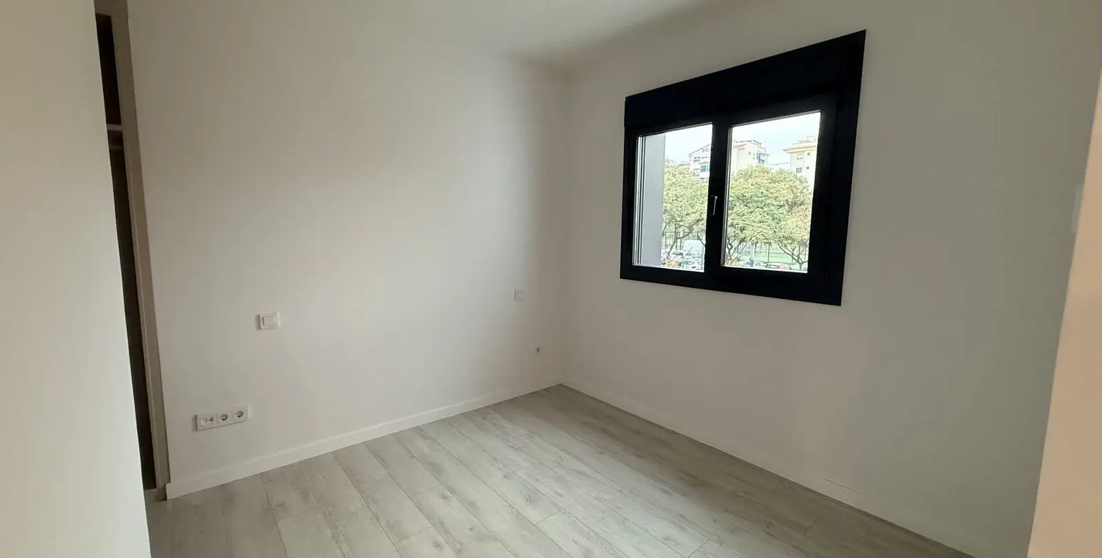 Venta de apartamento en planta media en Estepona 26