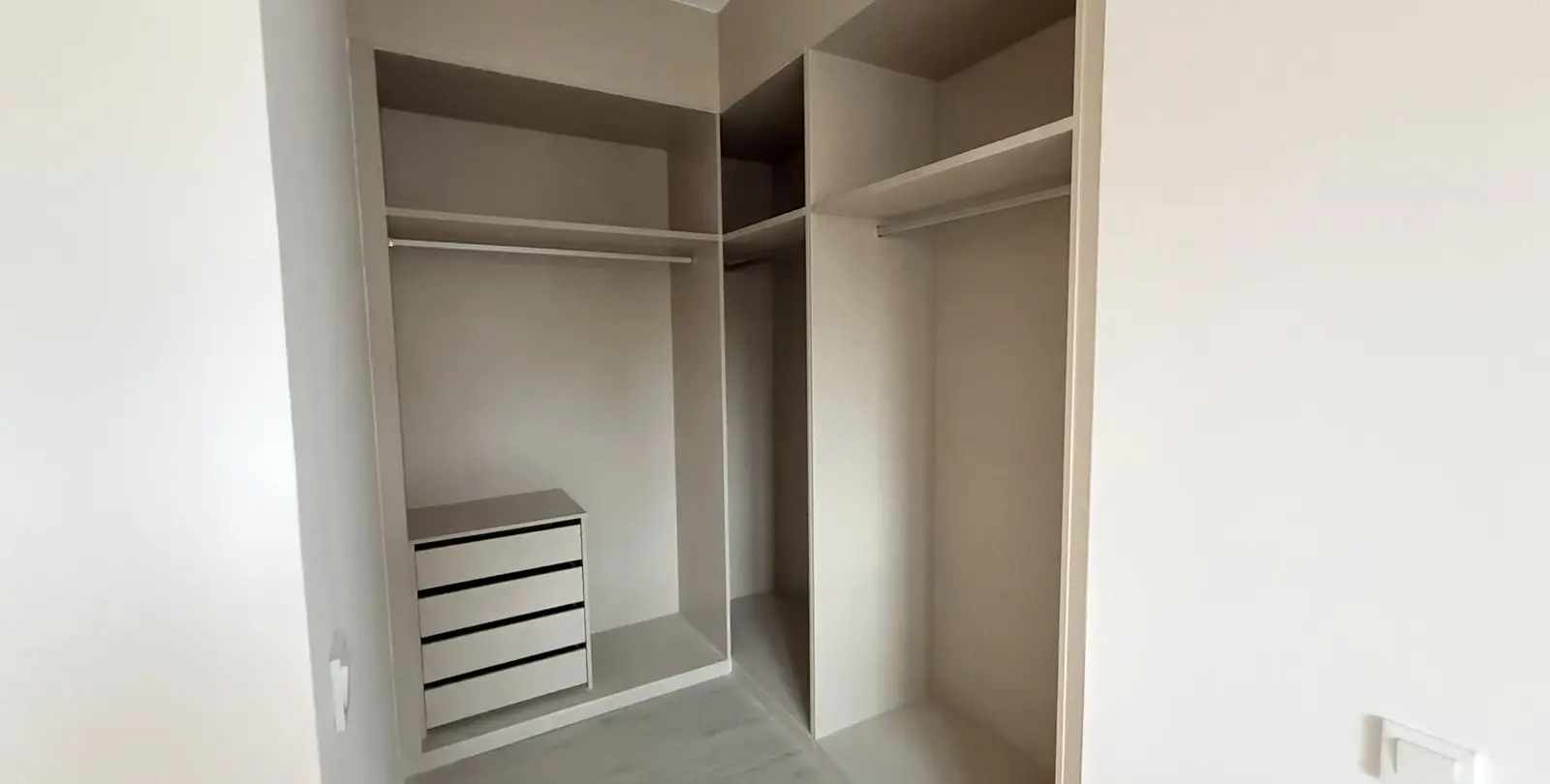 Venta de apartamento en planta media en Estepona 27