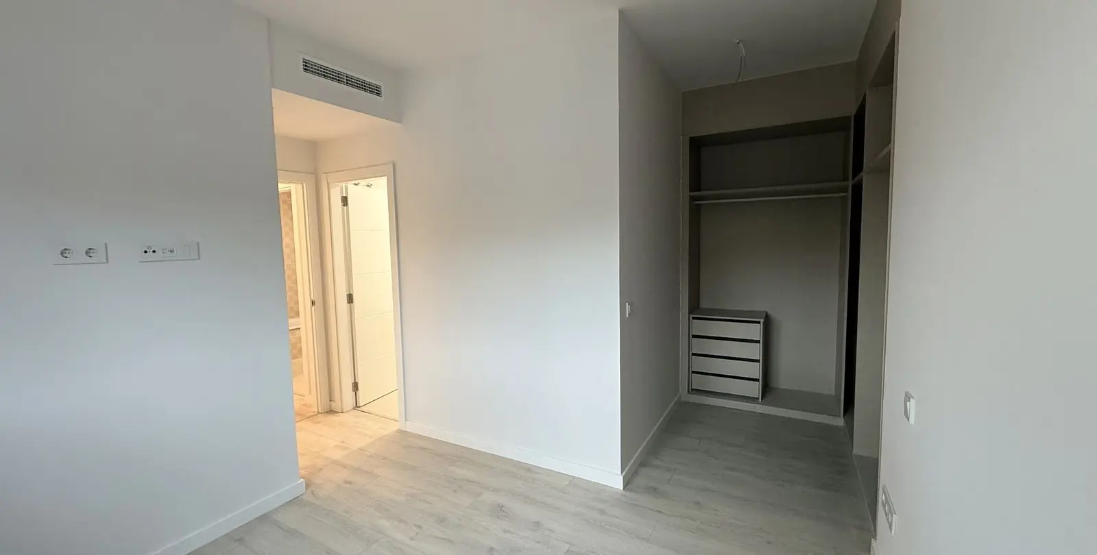 Venta de apartamento en planta media en Estepona 28