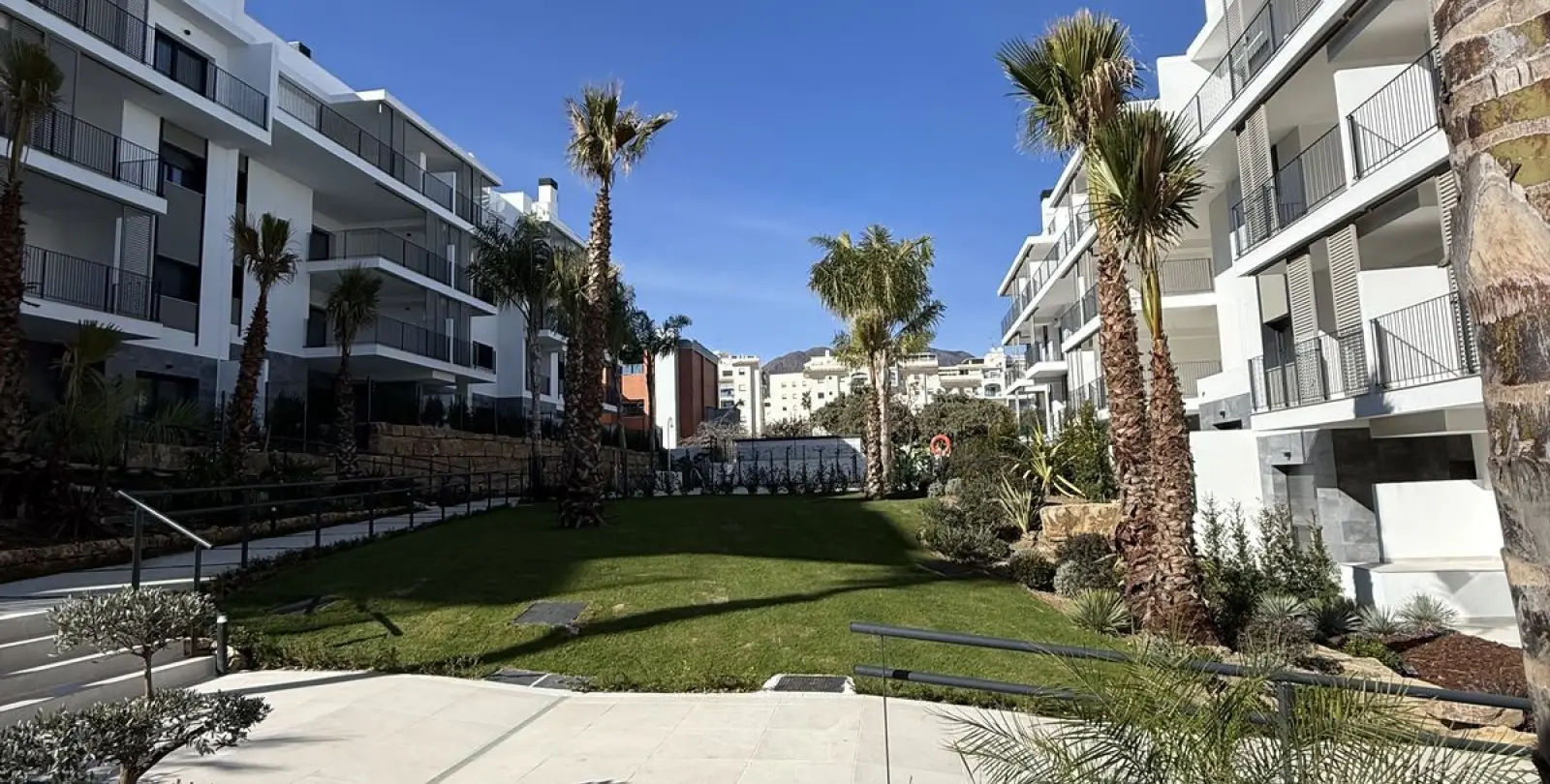 Venta de apartamento en planta media en Estepona 33