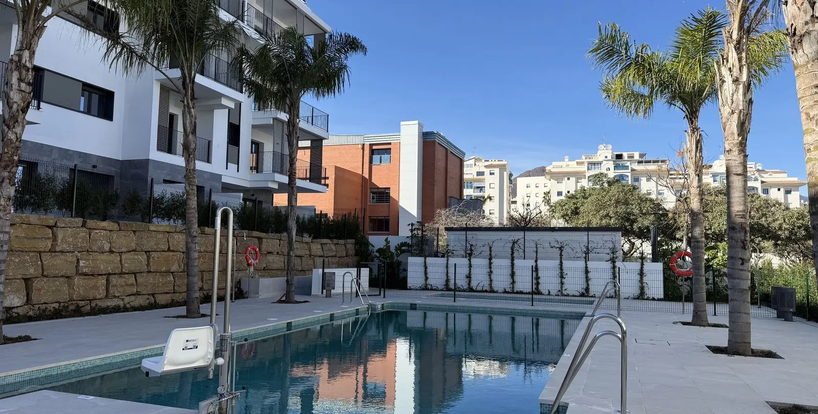 Venta de apartamento en planta media en Estepona 36