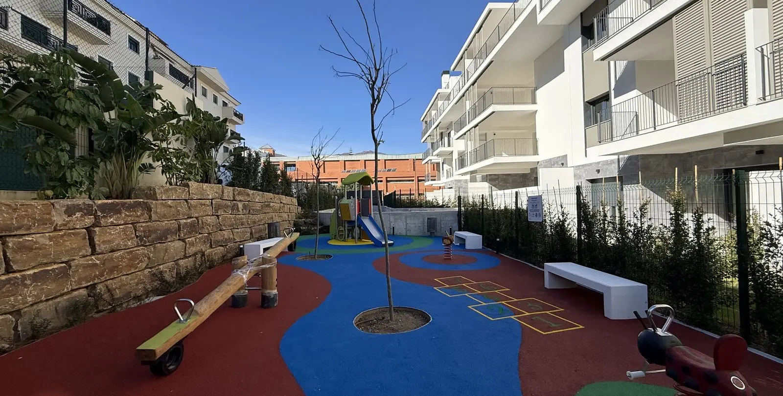 Venta de apartamento en planta media en Estepona 44