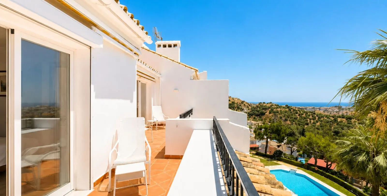 Sale of penthouse duplex in Calahonda 30