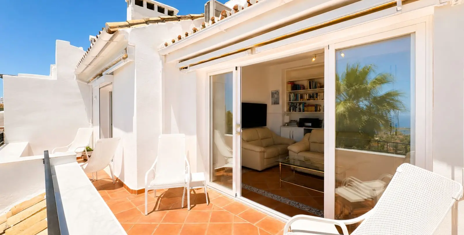 Sale of penthouse duplex in Calahonda 32