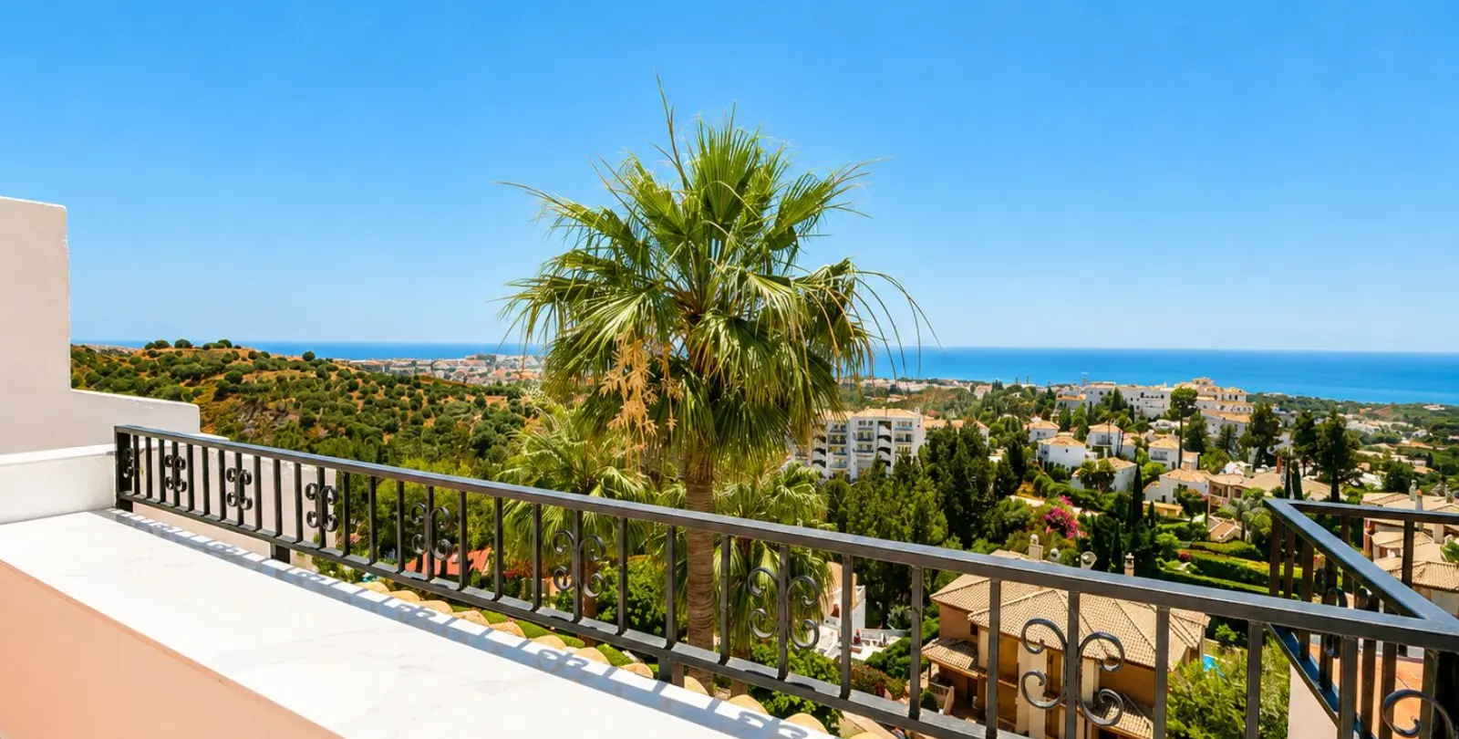 Sale of penthouse duplex in Calahonda 35