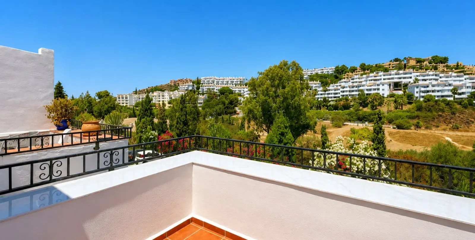 Sale of penthouse duplex in Calahonda 43