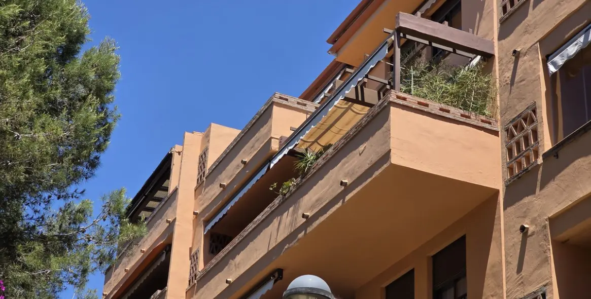 Venta de apartamento en planta media en The Golden Mile 17