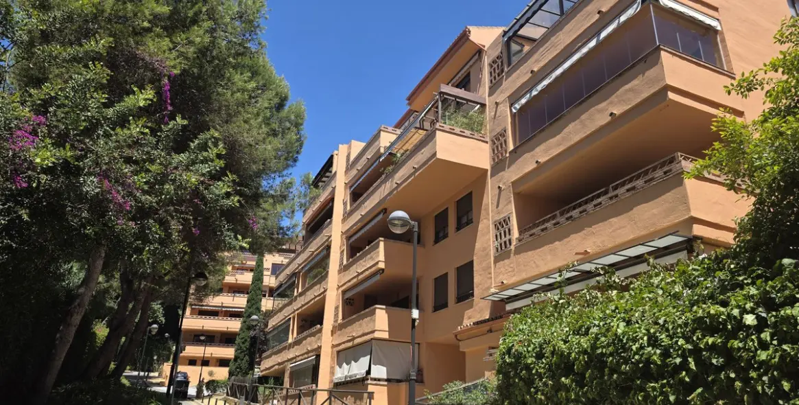 Venta de apartamento en planta media en The Golden Mile 18