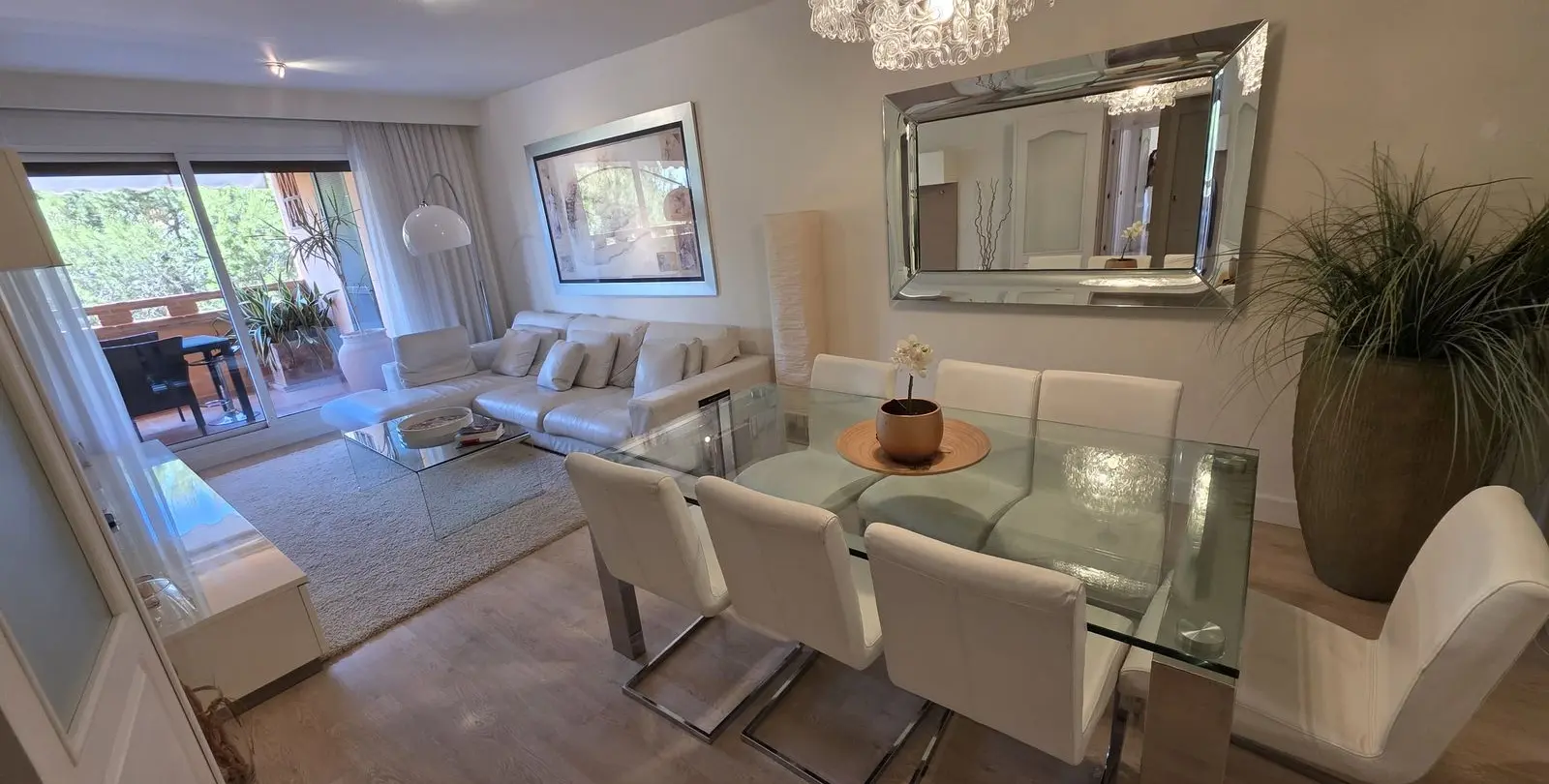 Sale of middle floor apartment in The Golden Mile 1