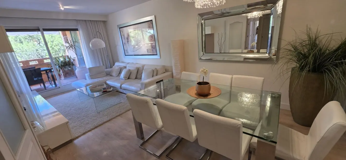 Sale of middle floor apartment in The Golden Mile 0