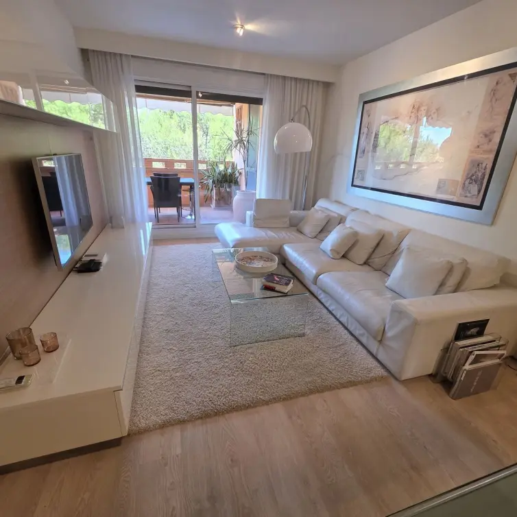 Sale of middle floor apartment in The Golden Mile