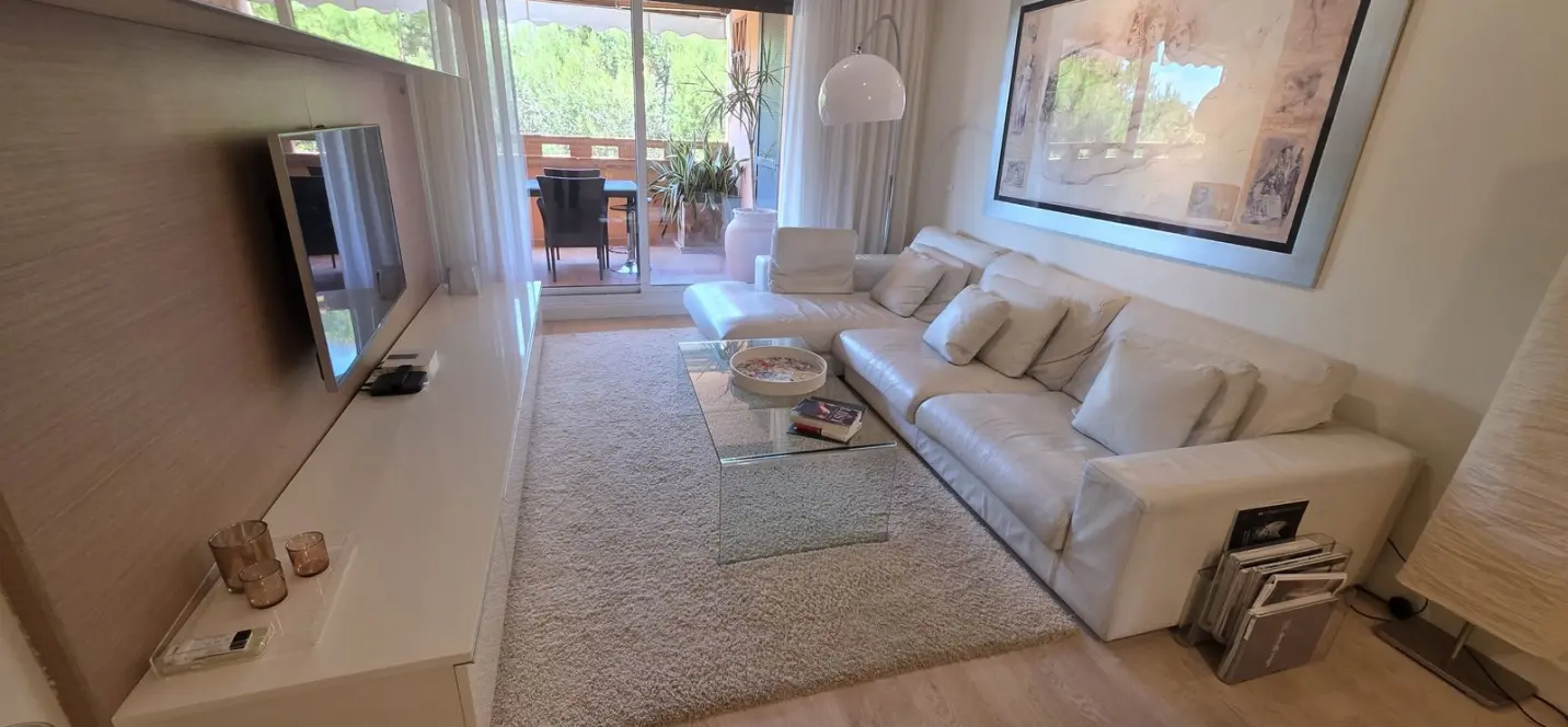 Sale of middle floor apartment in The Golden Mile 2