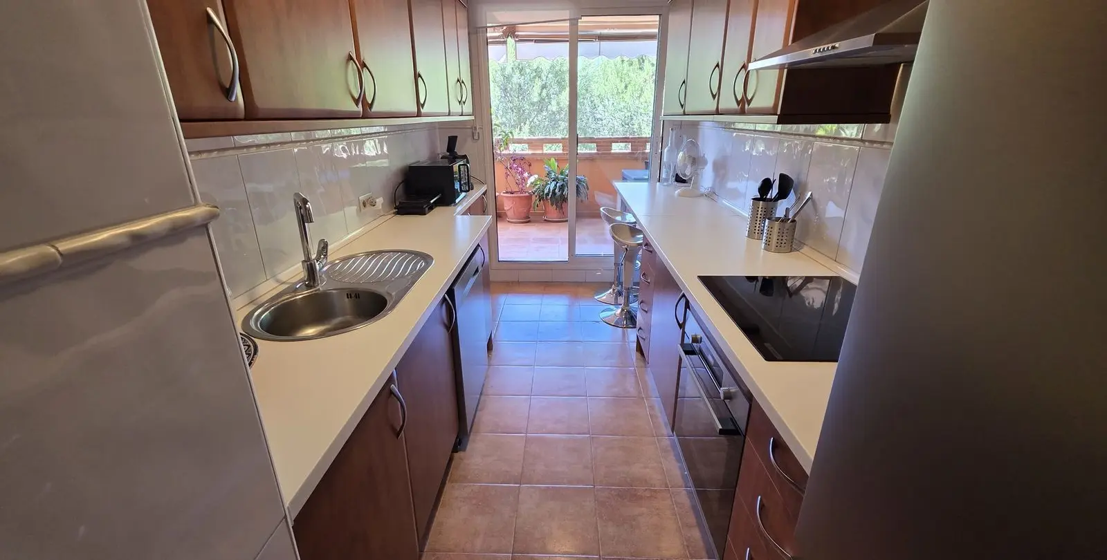Sale of middle floor apartment in The Golden Mile 4