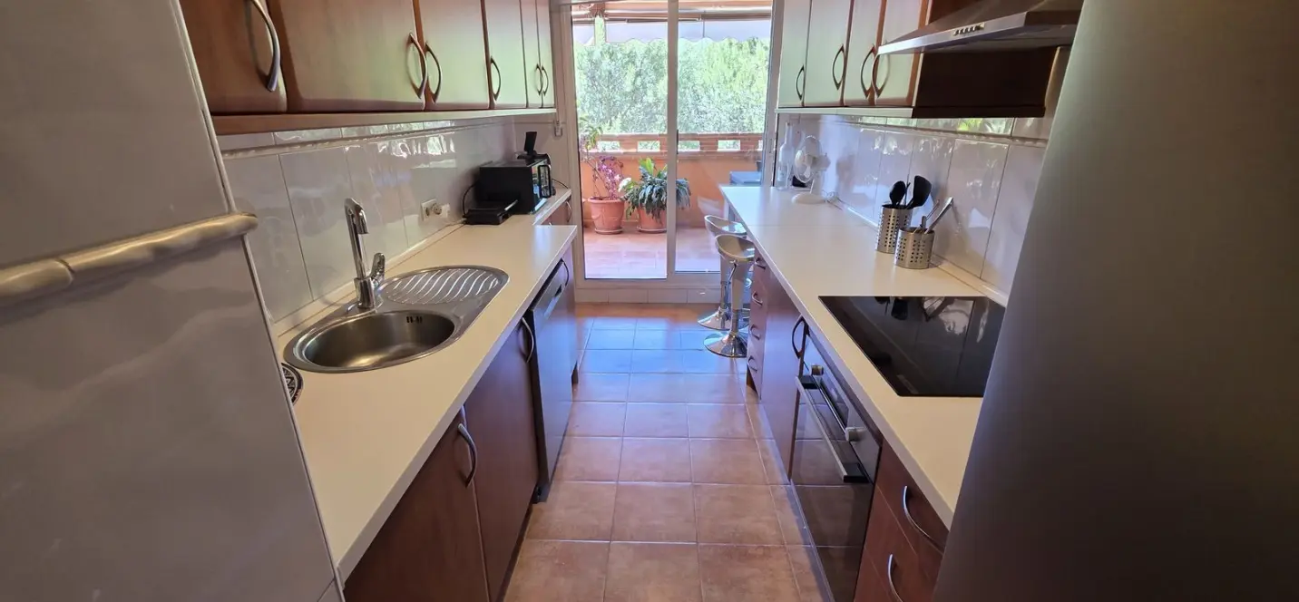 Sale of middle floor apartment in The Golden Mile 3