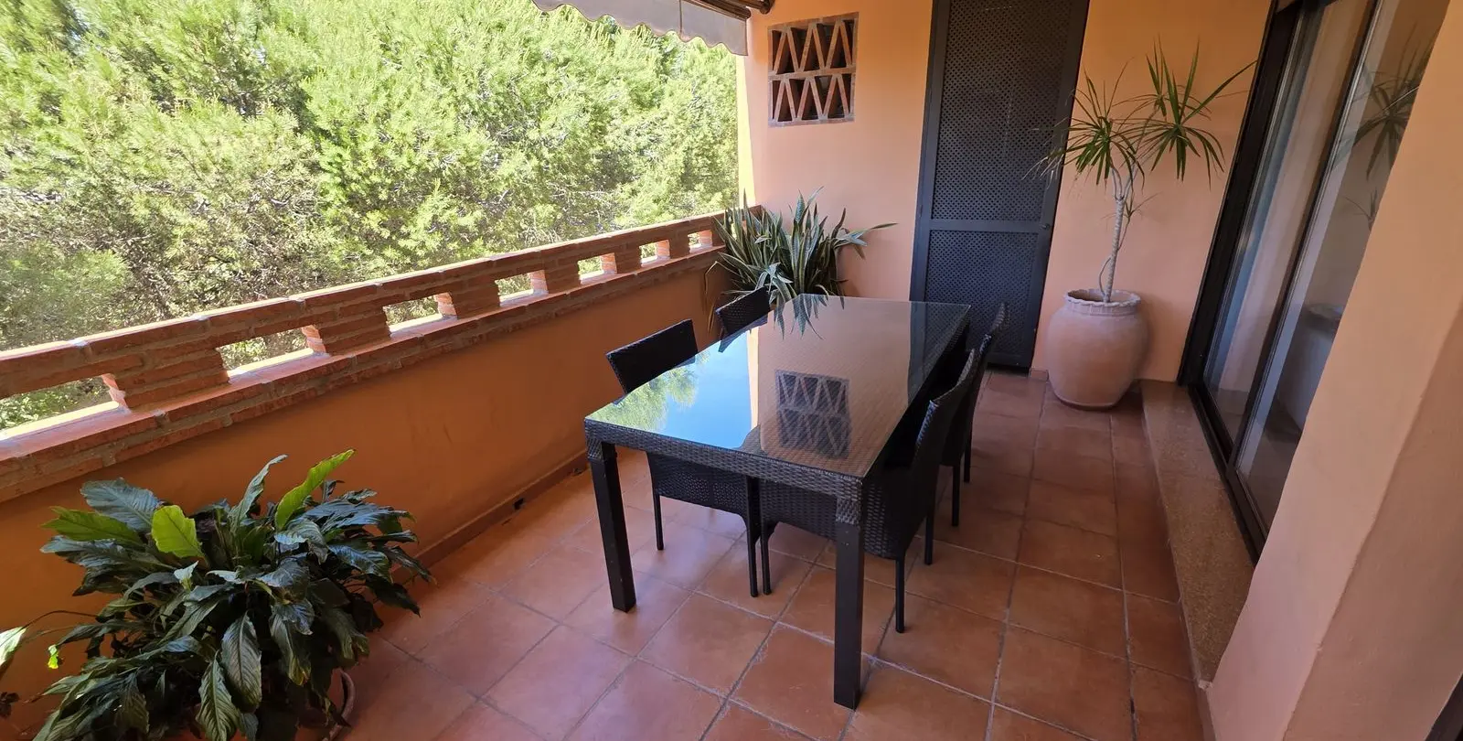 Sale of middle floor apartment in The Golden Mile 5