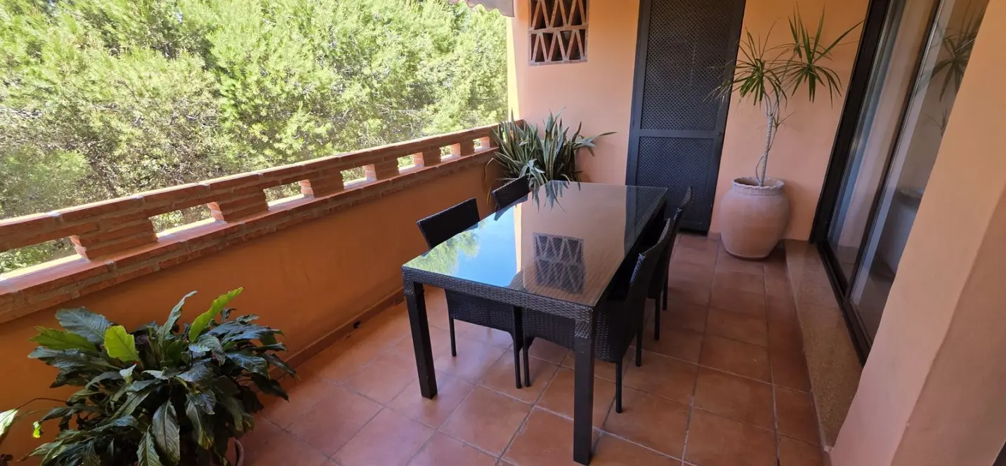 Sale of middle floor apartment in The Golden Mile 4