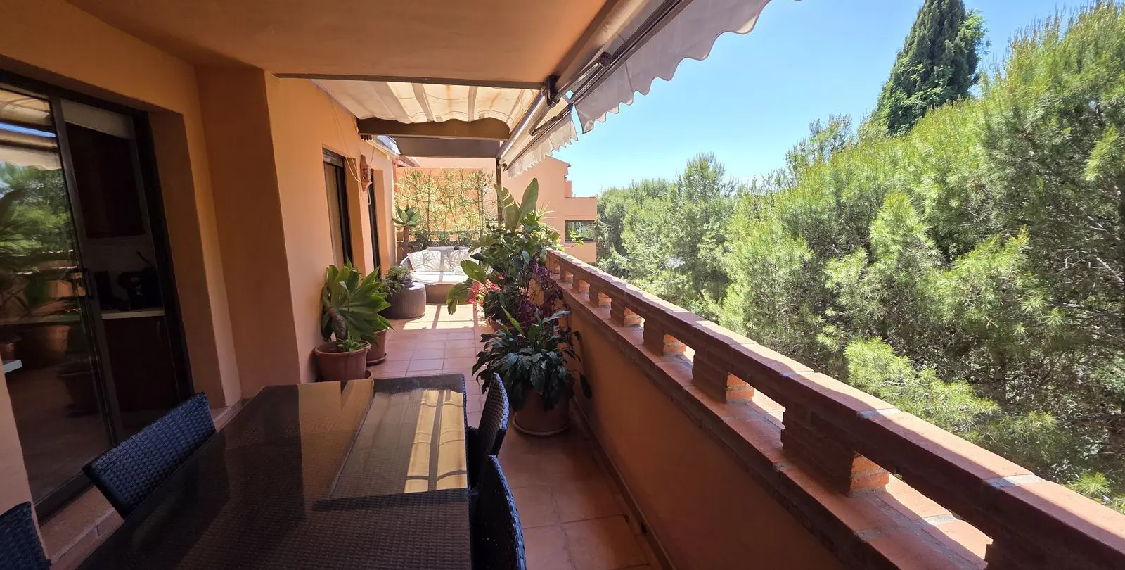 Sale of middle floor apartment in The Golden Mile 6