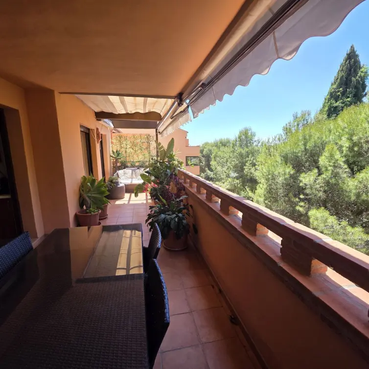 Sale of middle floor apartment in The Golden Mile