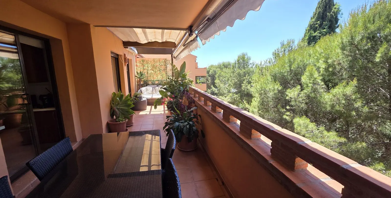 Sale of middle floor apartment in The Golden Mile 7