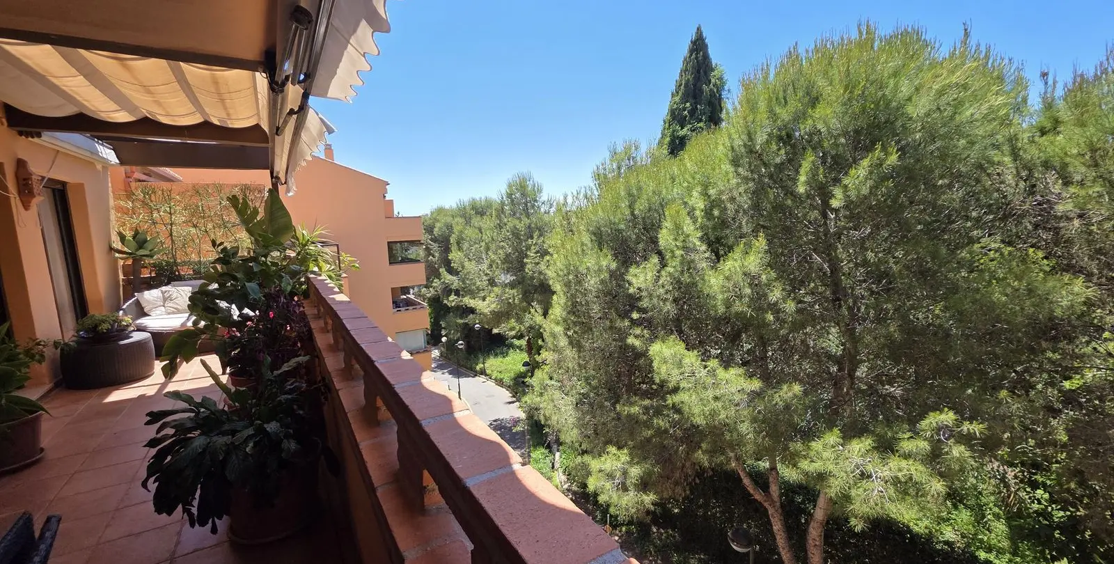 Sale of middle floor apartment in The Golden Mile 8