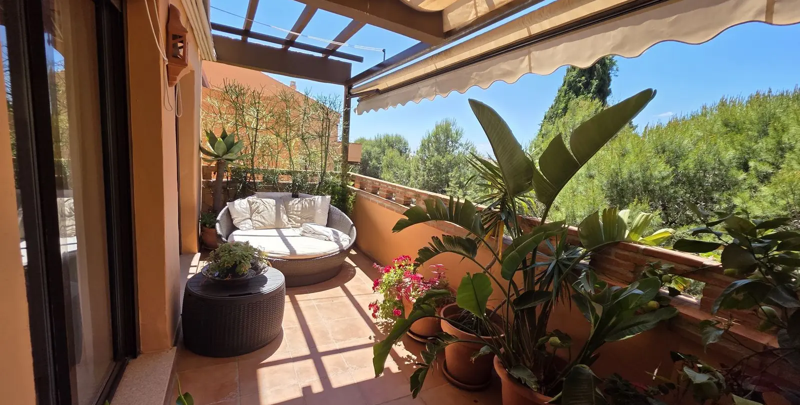Sale of middle floor apartment in The Golden Mile 9