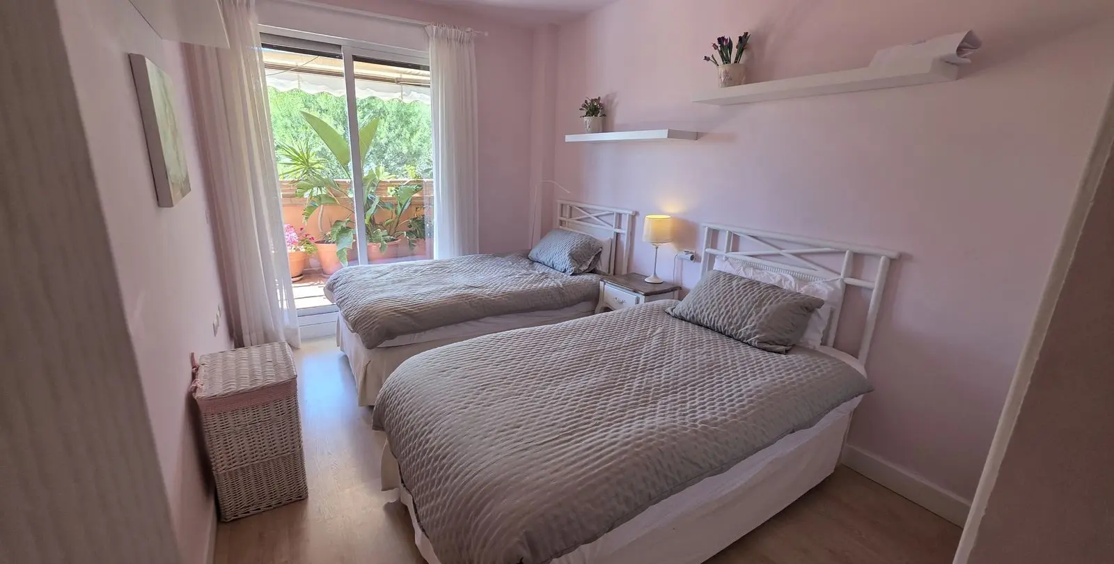 Sale of middle floor apartment in The Golden Mile 10