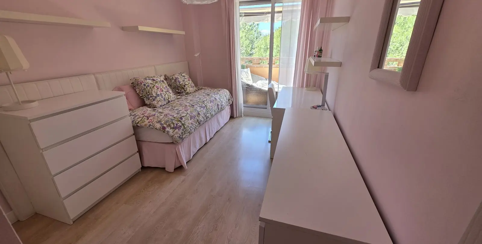 Sale of middle floor apartment in The Golden Mile 11